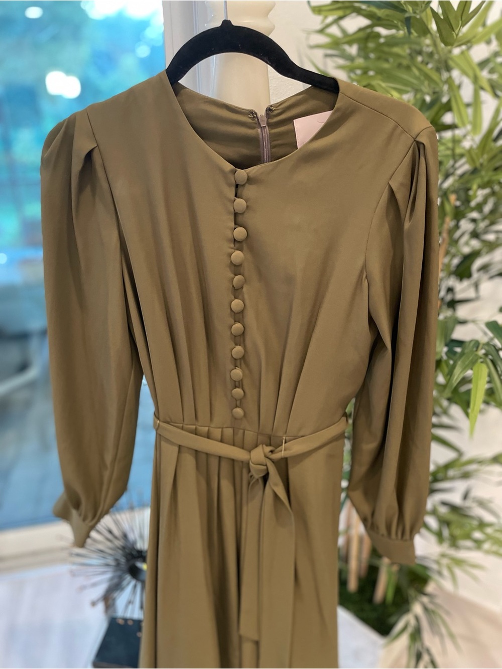 Gal Meets Glam Olive Green Button-Front Midi Dress – Size 6